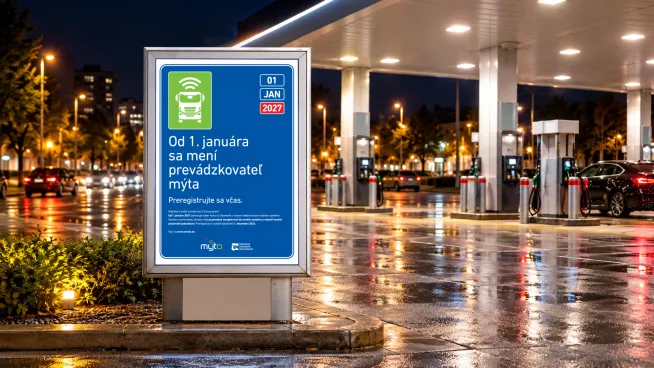 Oznam na čerpacej stanici s autami v pozadí.